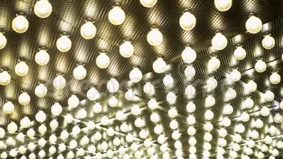 平行排列的发光灯抽象背景爱迪生老式灯泡视频的预览图