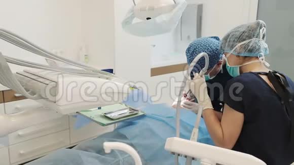麻醉病人的牙医视频的预览图