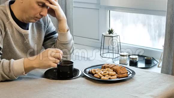 悲伤的人在桌子上喝咖啡他厨房里的家他担心是因为他的问题视频的预览图