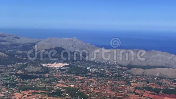 西班牙马洛卡岛的红田和山脉被分成正方形视频的预览图