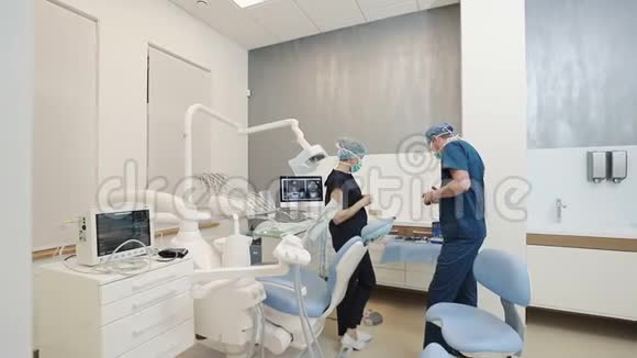 两位牙医在现代牙科办公室讨论特殊病例室内拍摄视频的预览图