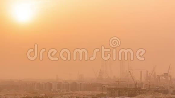 在迪拜的工业港口沙尘暴期间日落视频的预览图