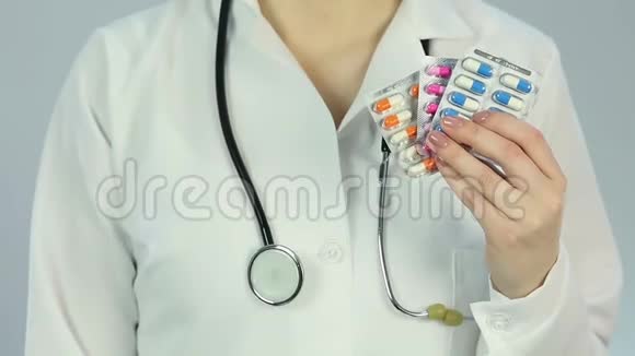医院医生为病人提供医疗和健康饮食视频的预览图