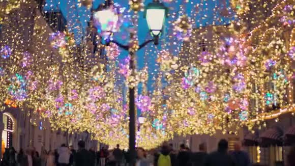 繁忙的步行街大量步行者圣诞灯装饰视频的预览图
