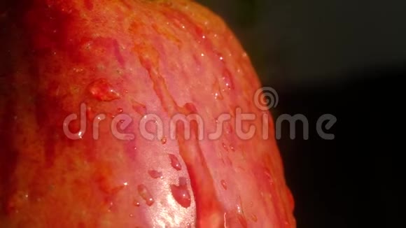 苹果大水滴的宏观摄影视频的预览图