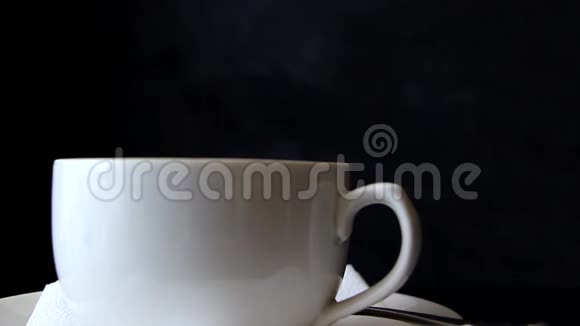热茶从茶壶倒入杯子里视频的预览图
