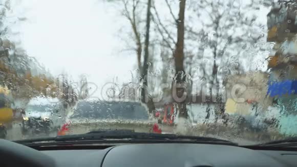 雨点落在汽车挡风玻璃上视频的预览图