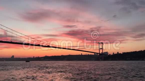 7月15日日落烈士桥博斯普鲁斯大桥有着蔚蓝的声音视频的预览图