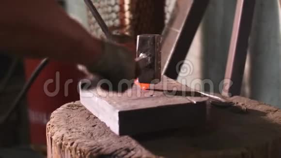 铁匠在锻造车间的铁砧上用铁锤敲击铁棒使其弯曲视频的预览图