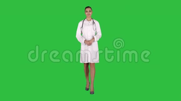 年轻的医生女士在绿色屏幕上展示和显示产品或文本Chroma键视频的预览图
