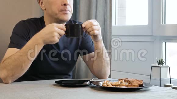 男人早上在家里的厨房里喝咖啡他很伤心因为他有很多问题视频的预览图