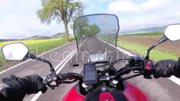 骑在斯皮斯城堡附近的公路上斯皮斯基赫拉德斯洛伐克视频的预览图