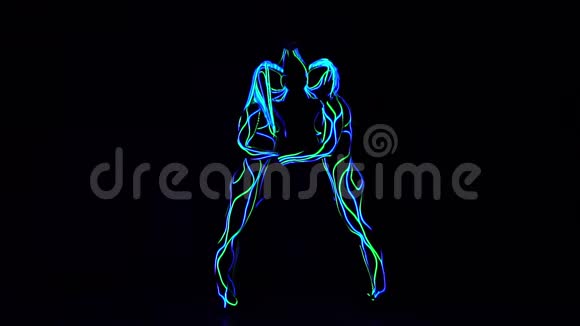霓虹灯表演中的两个人组成了字母A视频的预览图