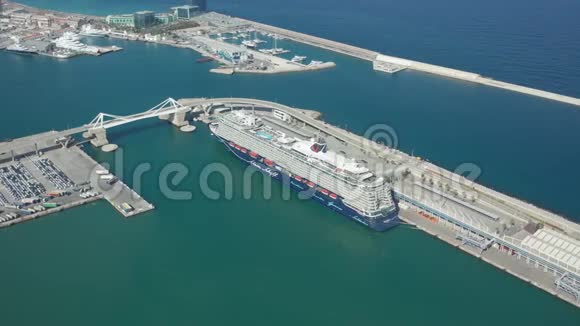 巴塞罗那港游船的鸟瞰图视频的预览图
