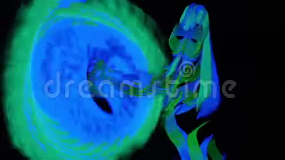 一个穿着紫外线服装的女人用一把闪亮的扇子来完成一场令人惊叹的表演视频的预览图