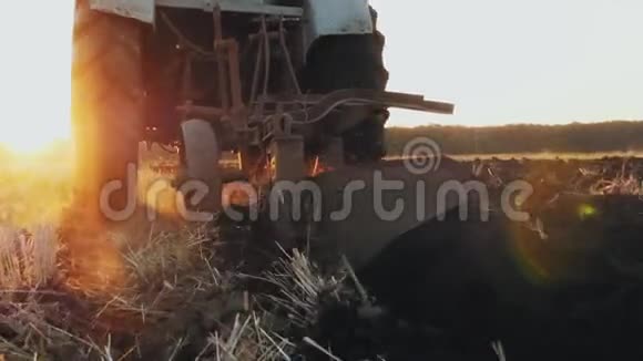 旧灰色拖拉机带耙的后视镜视频的预览图