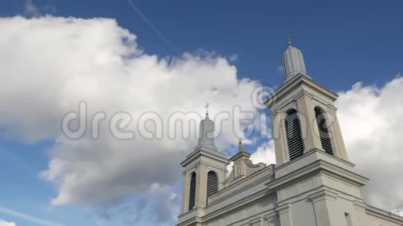 教堂背景下天空的时间流逝视频的预览图