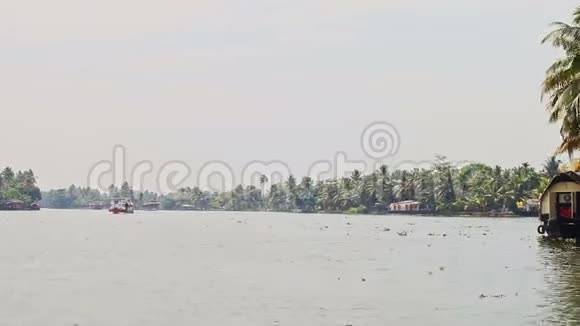 大型印度船帆船沿宽河靠棕榈视频的预览图