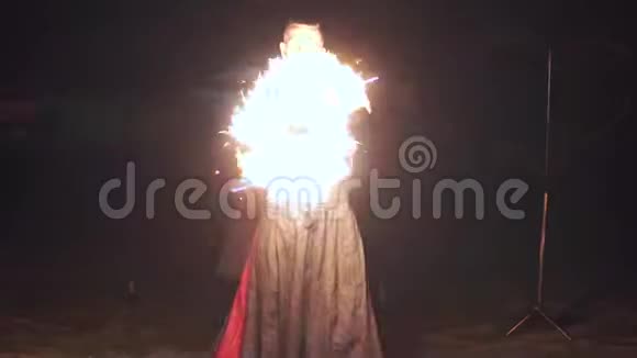 火秀男艺人把新娘藏在新郎手里把火物扭来扭去视频的预览图