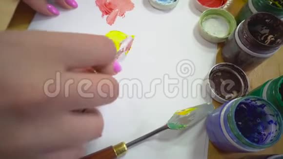 水粉颜料调色刀的混合过程视频的预览图
