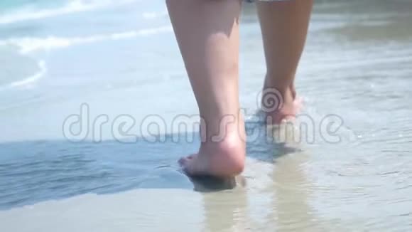 一位女士在海滩上慢步行走清澈的大海旅行天堂视频的预览图