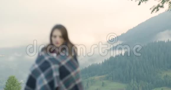 雾天背景是喀尔巴阡山脉的女人完美的景色视频的预览图