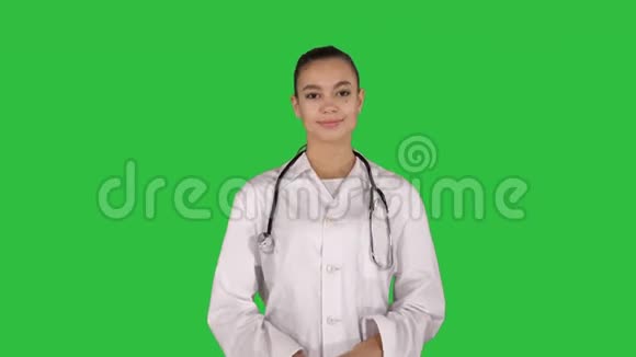 年轻的医生女士在绿色屏幕上展示和显示产品或文本Chroma键视频的预览图