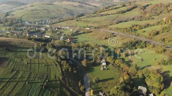 在山上的小村庄上空飞行乌克兰视频的预览图