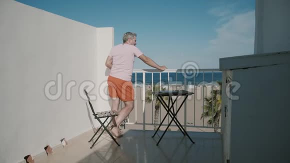 暑假时人们在酒店露台上欣赏海景视频的预览图