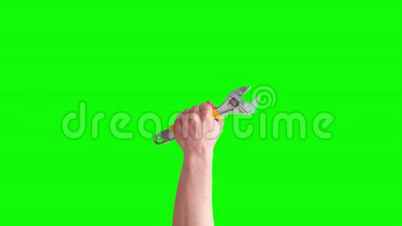 手举可调扳手工具隔离在绿色屏幕上机械工具概念视频的预览图