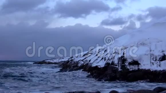 巴伦支海上的冰石冬夜北极俄罗斯视频的预览图