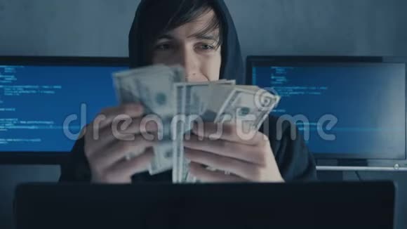 HackerProgrammer在Hood中的肖像记录了黑客所赚的钱匿名黑客收取由视频的预览图