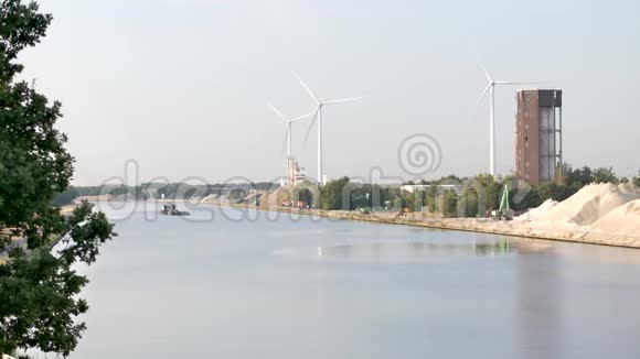 用风力涡轮机压在运河上视频的预览图