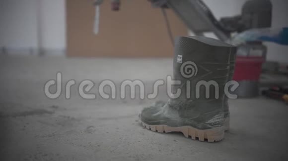 在工地上穿着肮脏的胶靴视频的预览图