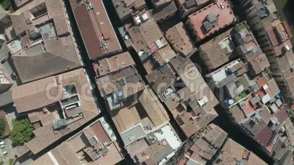 加泰罗尼亚古吉罗纳镇屋顶俯视图视频的预览图