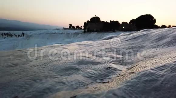 土耳其Pamukkale的水池和石灰华地层中的水视频的预览图