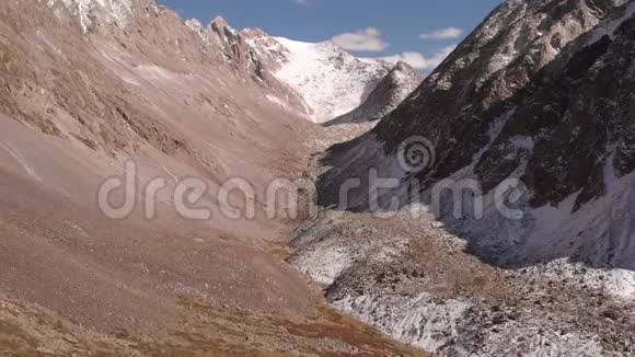 冰川和山脉阿尔泰复制品空中景观视频的预览图