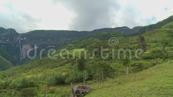 山地草原山和瀑布视频的预览图