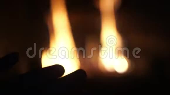 观点人在燃烧的壁炉前搓手温暖的手舒适的家视频的预览图