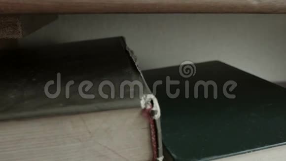 书架上的旧书视频的预览图