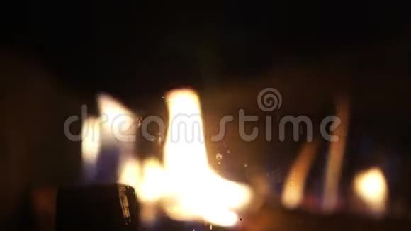 观点人在燃烧的壁炉前搓手温暖的手舒适的家视频的预览图