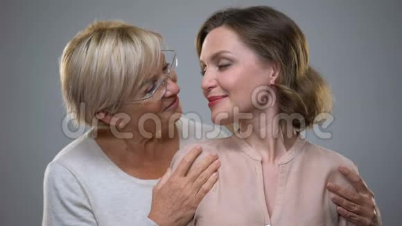 快乐的母女俩在镜头前寻找温柔的女性关系联系视频的预览图