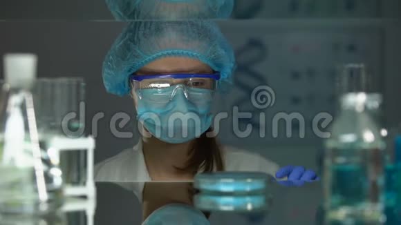用放大镜染剂粉末分析蓝色颜料的研究视频的预览图