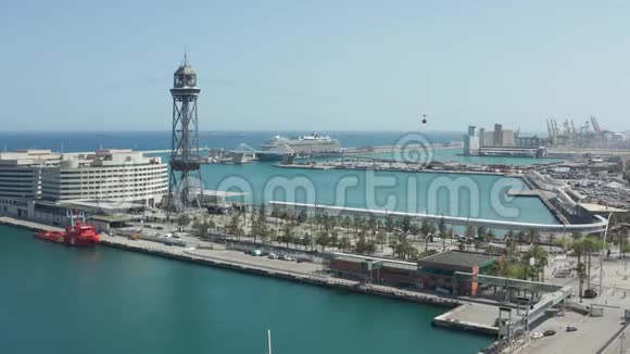 巴塞罗那海上港口无人机用缆车拍摄视频的预览图