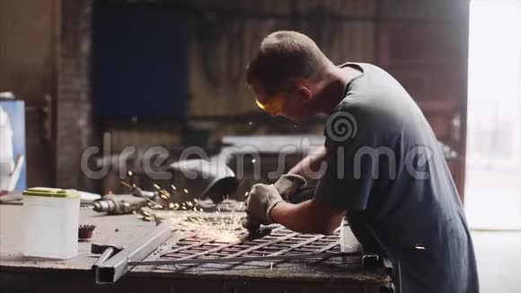 锻压车间用角磨机对焊接后的金属制品进行打磨视频的预览图