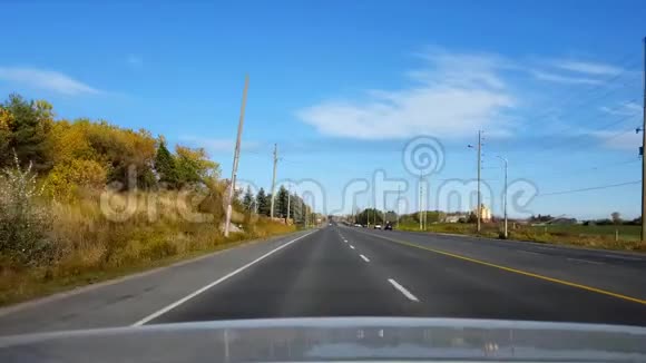 白天从汽车行驶的乡村公路后景车景点POV车后国家州际公路或高速公路视频的预览图