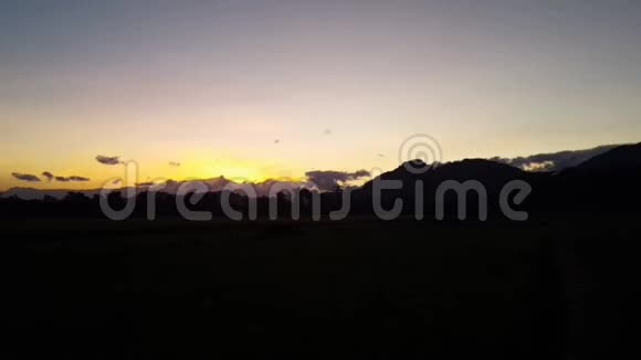 太阳从山后升起前的一天早晨视频的预览图