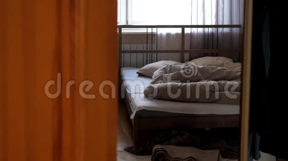 棕色窗帘后面的人靠着窗户做双人床视频的预览图