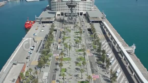 巴塞罗那港缆车站无人机射击视频的预览图
