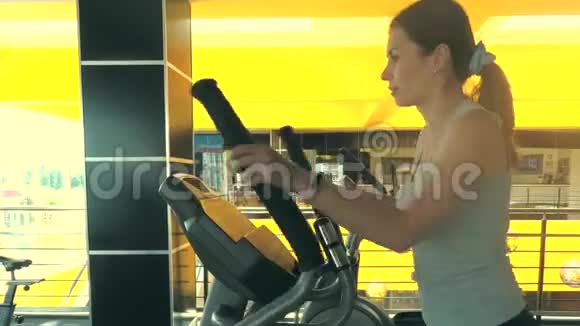女孩在健身房锻炼视频的预览图